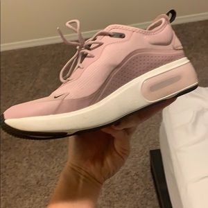 Nike Shoes - Lightly worn Nike Airmax shoes size 10 (women’s) Nike Shoes - Lightly worn Nike Airmax shoes size 10 (women’s)